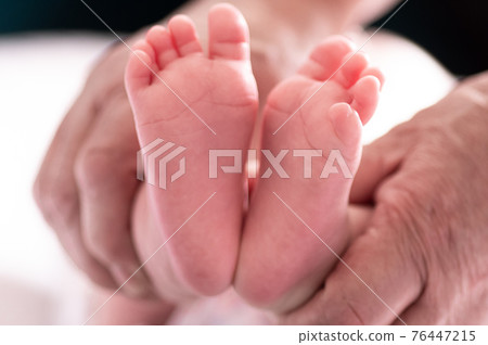 Newborn's foot 76447215
