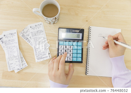 拿著家庭帳簿的婦女 拿著家庭帳簿的婦女 76448032