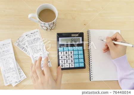 拿著家庭帳簿的婦女 拿著家庭帳簿的婦女 76448034