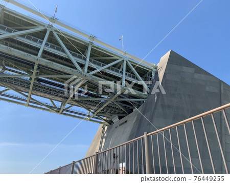 Great power! Photo from the bottom of Akashi Kaikyo Bridge 76449255