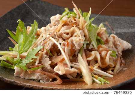 Cold shabu-shabu salad of myoga and mizuna 76449820