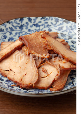 Cut off the char siu 76449865