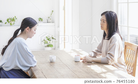 兩個女人在家說話 76455180