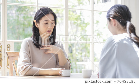 兩個女人在家說話 76455183