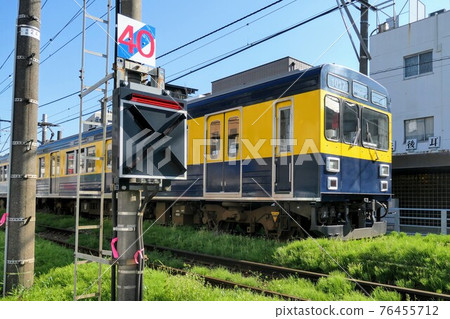 Passing Tokyu Tamagawa Line 1000 series train 76455712