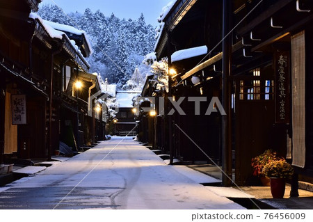 白雪皚皚的老街道 76456009