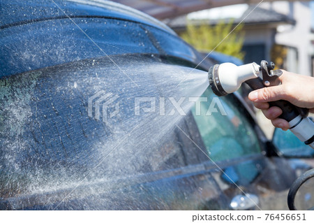 在家洗車和用軟管澆水的場景 76456651