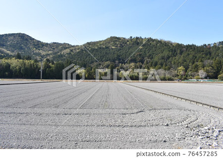 Blue sky, spring fields and cleared fields 76457285