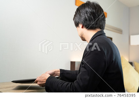 一個在商務酒店工作的男人 一個在商務酒店工作的男人 76458395