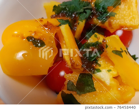 Colored peppers, cherry tomatoes and perilla salad (onion dressing) Colored peppers, cherry tomatoes and perilla salad (onion dressing) 76458440