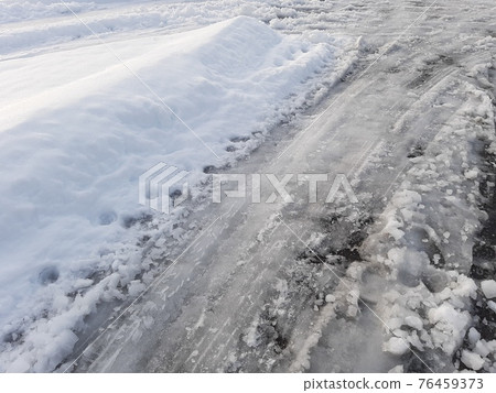 Frozen road in winter Frozen road in winter 76459373
