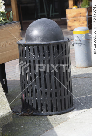 加拿大不列顛哥倫比亞省北溫哥華人行道上安裝的金屬垃圾桶 76459743