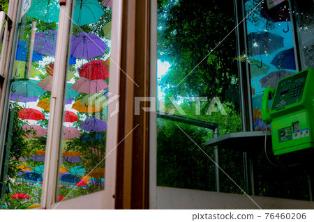 Umbrella that reflects on payphones 76460206