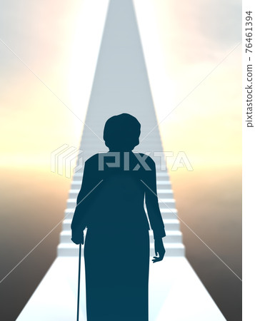 老年婦女的未來剪影上身長樓梯 CG 插圖垂直 老年婦女的未來剪影上身長樓梯 CG 插圖垂直 76461394