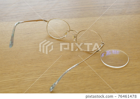破碎的眼鏡 76461478