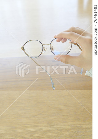 破碎的眼鏡 76461483