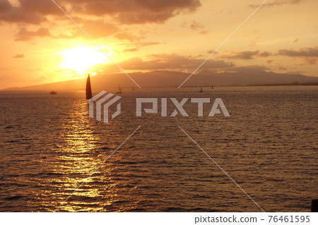 夕陽照亮的遊艇 夕陽照亮的遊艇 76461595