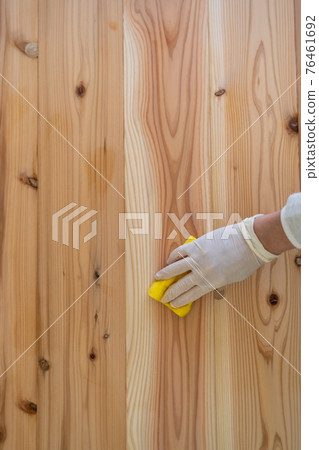 蜂蠟應用於實心雪松板的地板材料（帶節）。 76461692