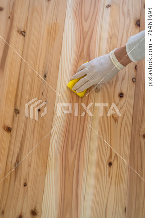 蜂蠟應用於實心雪松板的地板材料（帶節）。 76461693