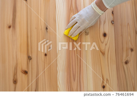 蜂蠟應用於實心雪松板的地板材料（帶節）。 76461694