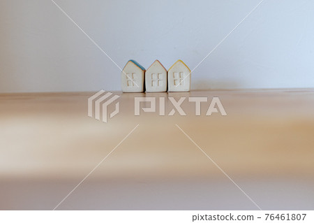 3 cute little houses 3 cute little houses 76461807
