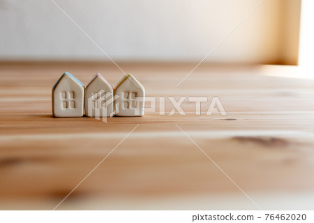 3 small cute houses 76462020