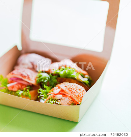 Sandwich lunch box takeout 76462080