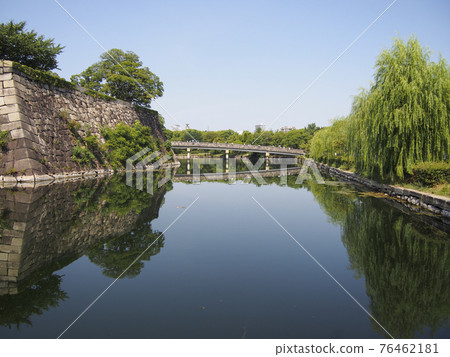 藍天倒映在水面上的大阪城護城河 76462181