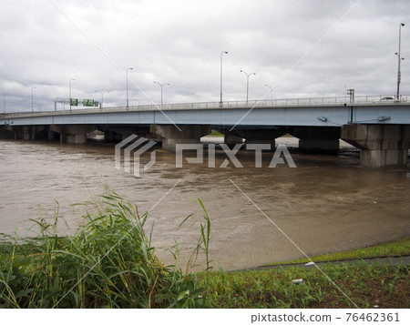 Scenery of the Yamato River on the verge of flooding 76462361