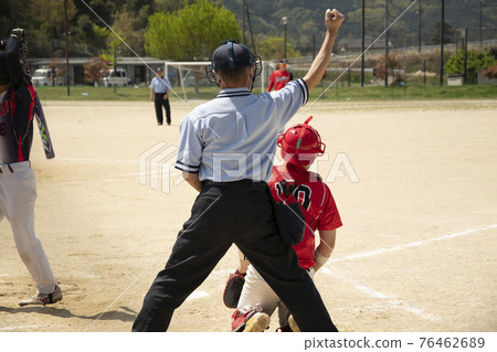 在棒球比賽中判斷投手球的裁判員 76462689