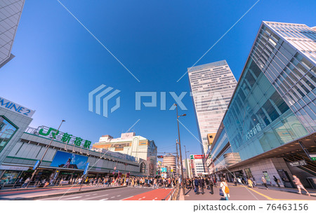 距離日本東京城市景觀的第一次 宣言 已經過去了一年 新宿站 南口 有很多人 再次感染爆發 突變 照片素材 圖片 圖庫