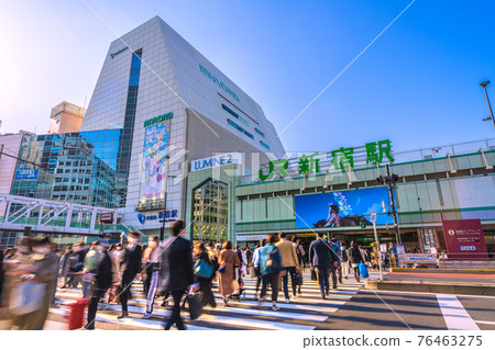 距離日本東京城市景觀的第一次 宣言 已經過去了一年 新宿站 南口 有很多人 再次感染爆發 突變 照片素材 圖片 圖庫