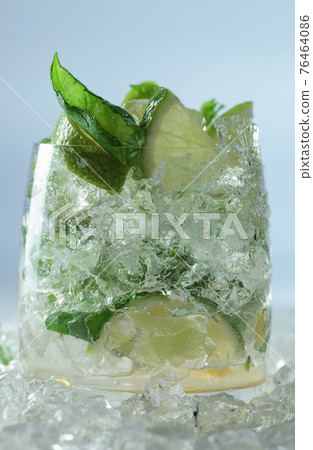 Lime slices with mint and ice. 76464086