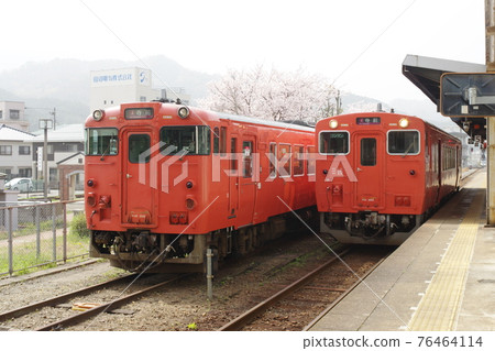 JR West Kiha 41和Kiha 40系列在坂丹線和田山站停靠 JR West Kiha 41和Kiha 40系列在坂丹線和田山站停靠 76464114