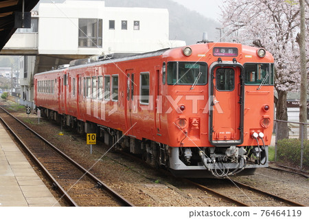 JR West Kiha 41和Kiha 40系列在坂丹線和田山站停靠 JR West Kiha 41和Kiha 40系列在坂丹線和田山站停靠 76464119