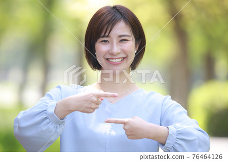 一個會說手語的女人“手語” 一個會說手語的女人“手語” 76464126