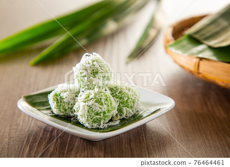 Onde onde is a traditional Malay snack made of rice ball filled with brown sugar, coated in grated coconut. 76464461