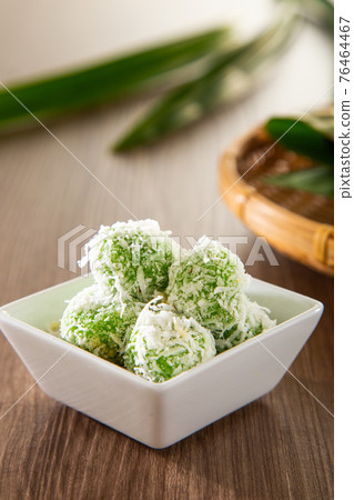 Onde onde is a traditional Malay snack made of rice ball filled with brown sugar, coated in grated coconut. 76464467