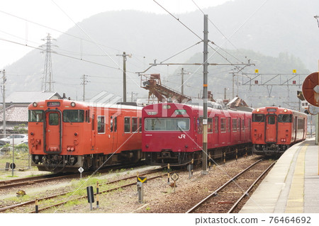 在坂田線寺前站停靠的 Kiha 41 型柴油列車和 103 系列列車 76464692