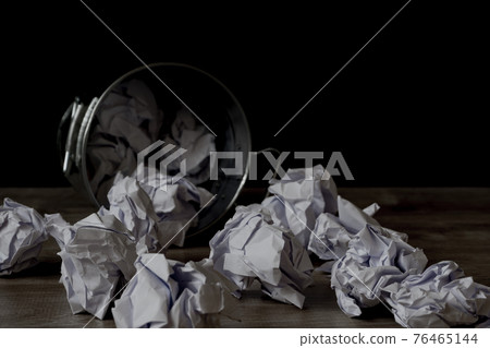 倒下的垃圾桶和散落的文件 倒下的垃圾桶和散落的文件 76465144