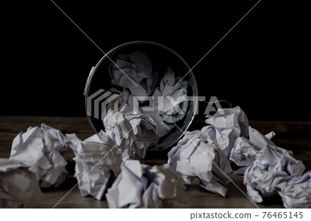 倒下的垃圾桶和散落的文件 倒下的垃圾桶和散落的文件 76465145