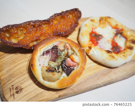 Bread olive cutting board bought at a bakery in the city Bread olive cutting board bought at a bakery in the city 76465225