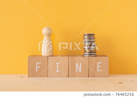 Fine | 積木、人形物體和錢，上面寫著“FINE” 76465258