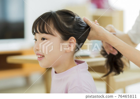 一個讓媽媽紮頭發的女孩 76465811