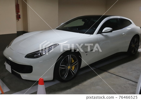 一輛白色跑車在停車場的形象 76466525