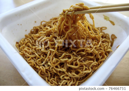 Instant fried noodles cup noodles (cup fried noodles) 76466731