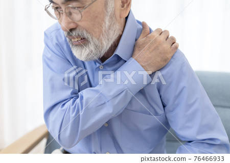 Senior man with shoulder pain Shoulder pain Body parts Parts cut Senior man with shoulder pain Shoulder pain Body parts Parts cut 76466933