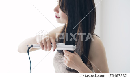 用捲髮棒造型的女性 用捲髮棒造型的女性 76467882