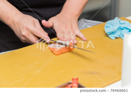 手在板前切三文魚 手在板前切三文魚 76468661