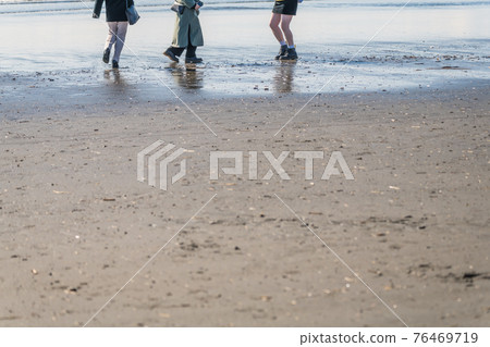 [Women enjoying the beach on the west coast of Enoshima] 76469719